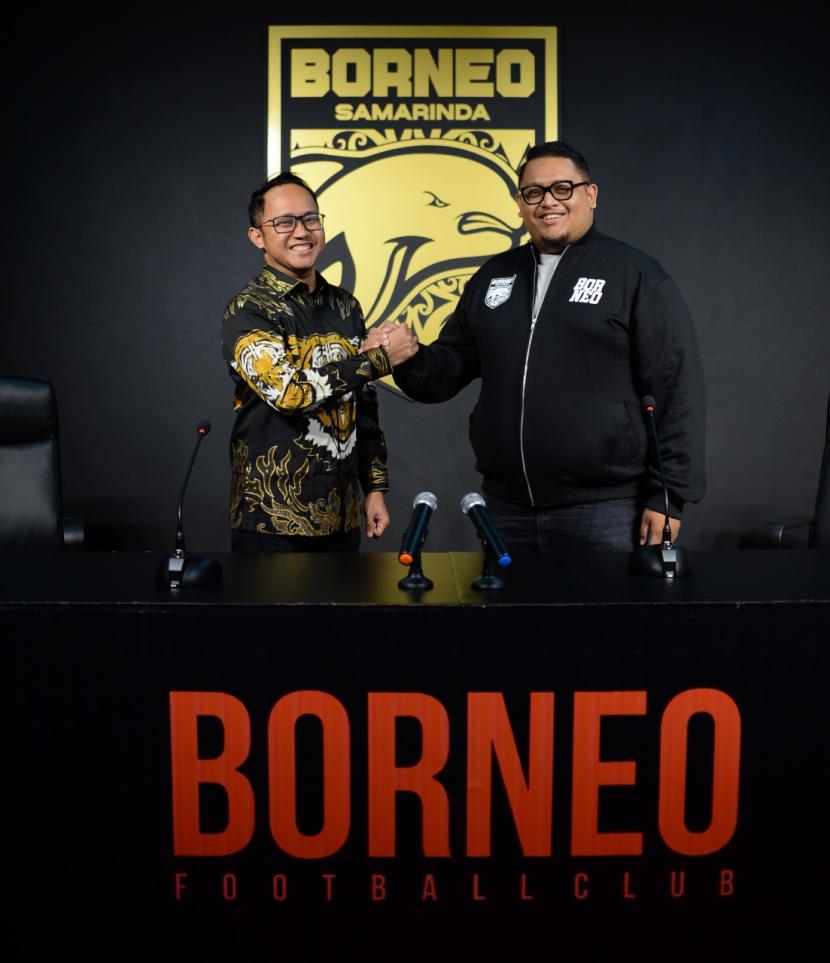 M Chandra Kurniawan (kiri) dan Presiden klub Borneo FC Samarinda, Nabil Husein.