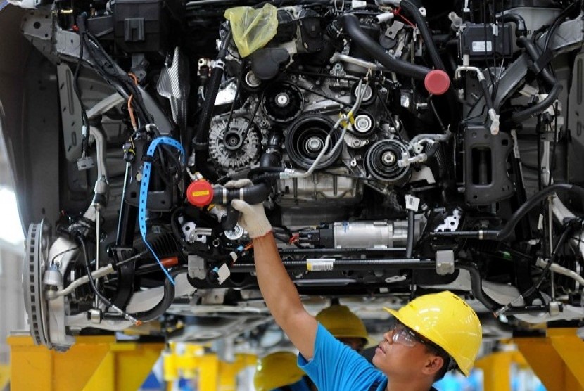M-class serries of Mercedes Benz's car assembly in Bogor, West Java, on Wednesday.   