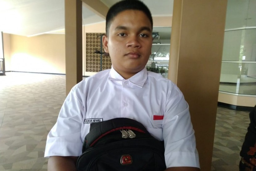 M. ikhwan Alfarisi (15), Yatim yang hingga kini belum bisa sekolah lantaran ditolak masuk SMAN 4 Tangerang tempat dirinya mendaftar. Pada Senin (29/7) dirinya dan tokoh masyarakat Kelurahan Periuk Jaya melaporkan SMA tersebut ke Inspektorat Provinsi Banten. 