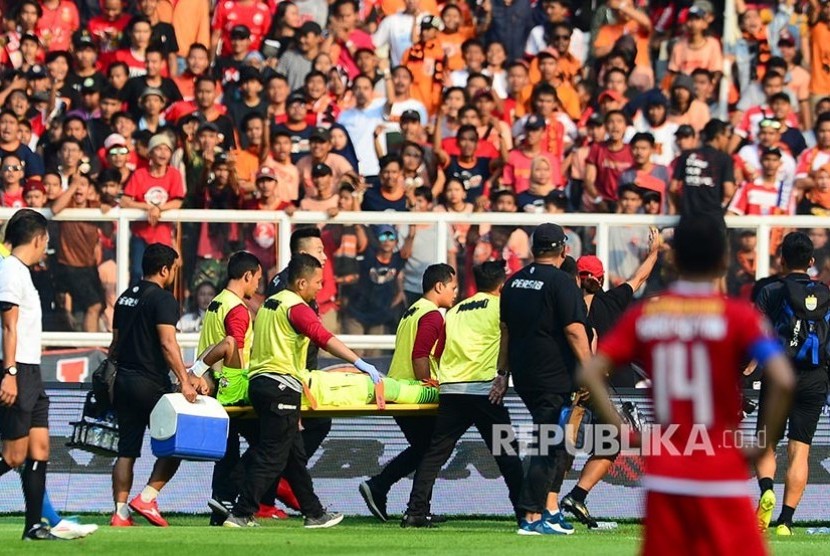 M Natshir ditandu keluar lapangan setelah bertabrakan dengan Bruno Matos pada pertandingan Liga-1 Persija Jakarta melawan Persib Bandung di Stadion Utama Gelora Bung Karno (GBK) Senayan, Jakarta, Rabu (10/7/2019).