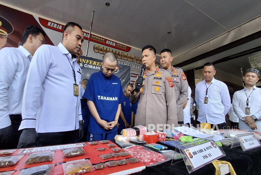  M Rizal Pathurrohman (23), seorang mahasiswa di salah satu perguruan tinggi di Kota Bandung, Jawa Barat diamankan Satuan Reserse Narkoba Polres Cimahi karena Menyalahgunakan Narkotika.
