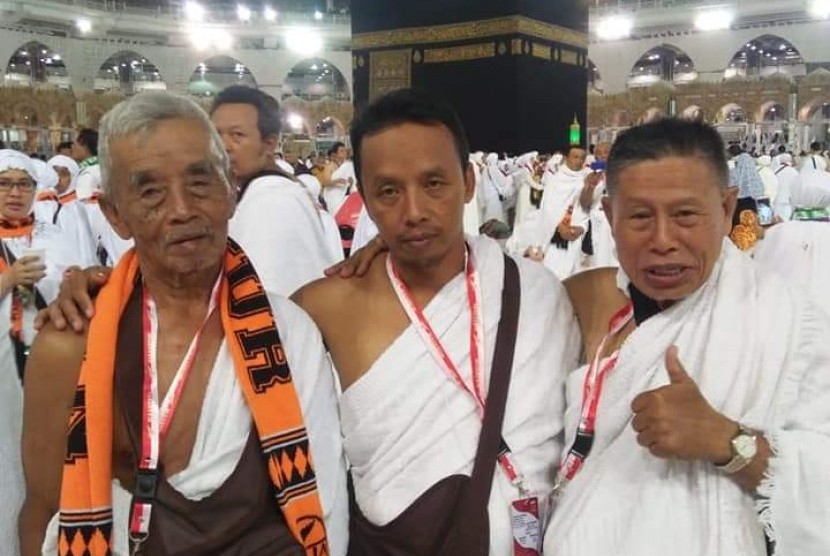 M Takwid (kanan) bersama jamaah umrah Naja Pantura lainnya.