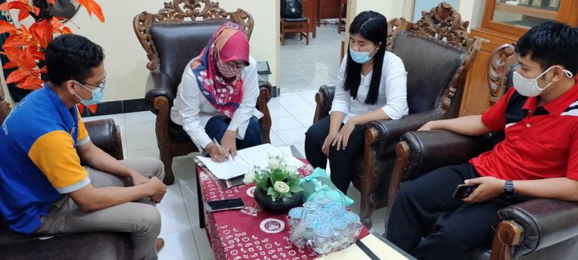  M-tryout meneken Memorandum of Understanding (MoU) dengan SMA N 1 Kokap Kabupaten Kulonprogo, Yogyakarta, Rabu (11/2). 