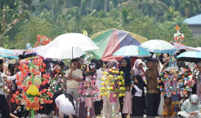 Maarak Bungo Lamang merupakan tradisi Maulid Nabi Muhammad di Solok Selatan.