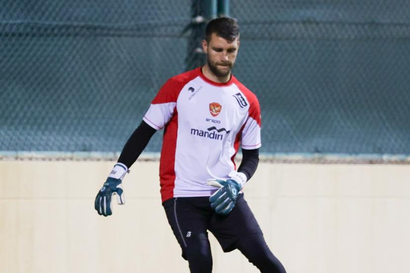 Maarten Paes berlatih bersama timnas Indonesia di Bahrain.