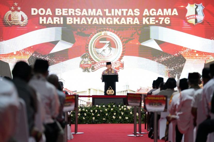 Mabes Polri menggelar kegiatan doa bersama lintas agama ditengah momentum peringatan Hari Ulang Tahun (HUT) Bhayangkara ke-76. Acara ini merupakan upaya ikhtiar batiniah untuk kebaikan bangsa Indonesia. 