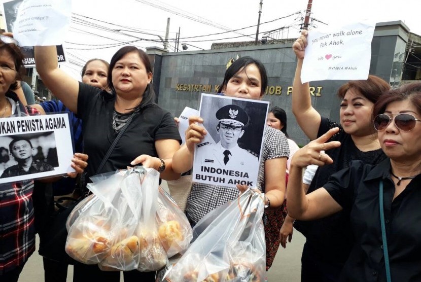 Macan atau Mami-mami Cantik membawakan roti untuk dibawa masuk ke Mako Brimob, Kelapa Dua, Depok, Kamis (11/5). Tapi karena tidak bisa masuk, roti itu diberikan ke relawan Ahok yang berada di luar Mako Brimob. 