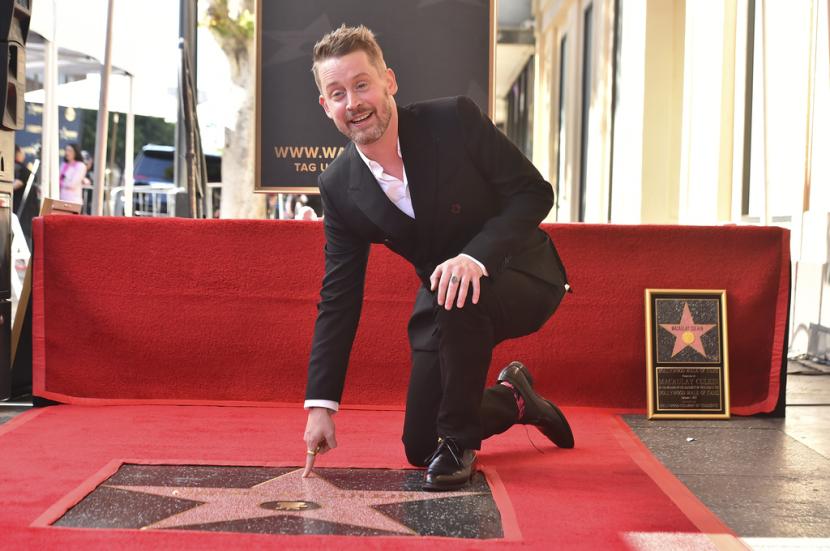 Macaulay Culkin menghadiri upacara penghormatannya dengan bintang di Hollywood Walk of Fame pada Jumat, 1 Desember 2023, di Los Angeles.
