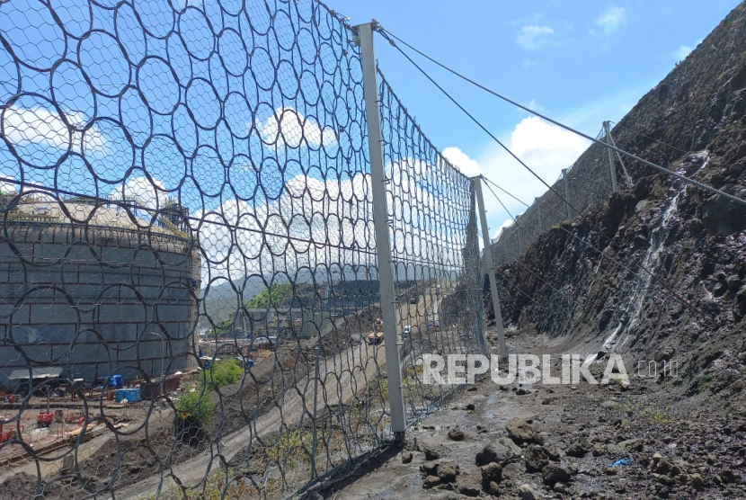 Maccaferri Indonesia menawarkan pengendalian erosi, stabilisasi lereng, struktur penahan tanah, dan perlindungan tebing sungai.