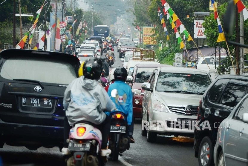  Macet: Kemacetan lalu lintas di kawasan Lembang, Kabupaten Bandung Barat, Sabtu (7/5).