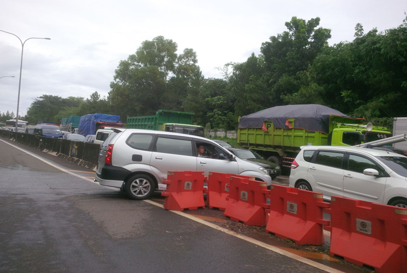 Macet kendaraan di GT Sadang Tol Cipularang, imbas dari bergesernya Jembatan Cisomang, Selasa (27/12).