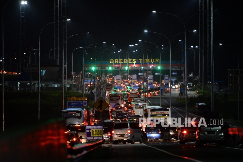 Kendaraan pemudik terjebak macet panjang menuju pintu keluar Tol Brebes Timur, Brebes, Jawa Tengah , Jumat (1/7).(Republika/Wihdan Hidayat)