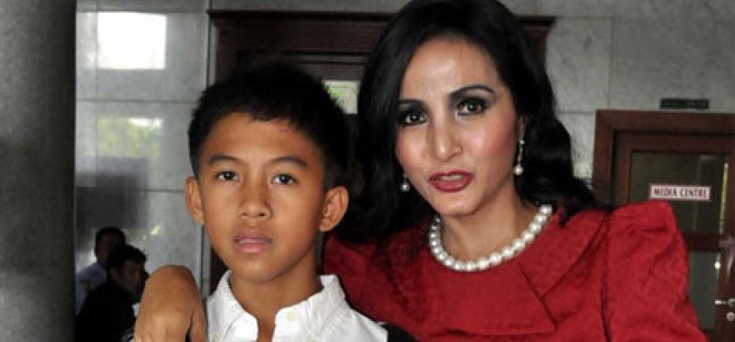 Machica Mochtar dengan anaknya Muhammad Iqbal Ramadhan (16 tahun), hasil hubungannya dengan almarhum Moerdiono