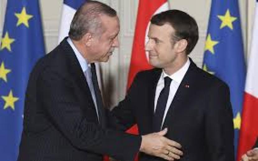 Macron dan Erdogan berbincang.