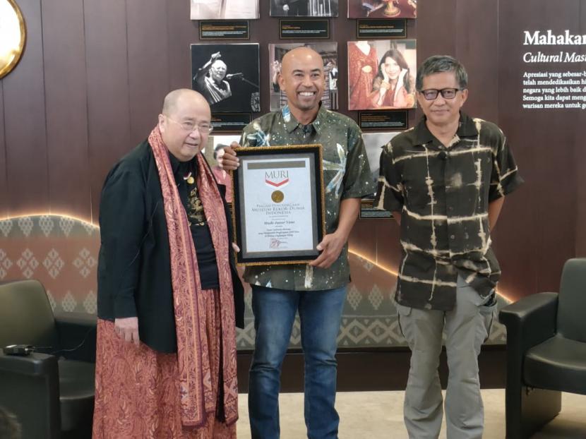 Made Janur Yasa menerima piagam Muri dalam Talkshow bertemakan “Kemanusiaan dan Lingkungan Hidup: Filosofi Tat Twam Asi” di Galeri MURI, Mall of Indonesia, Jakarta.