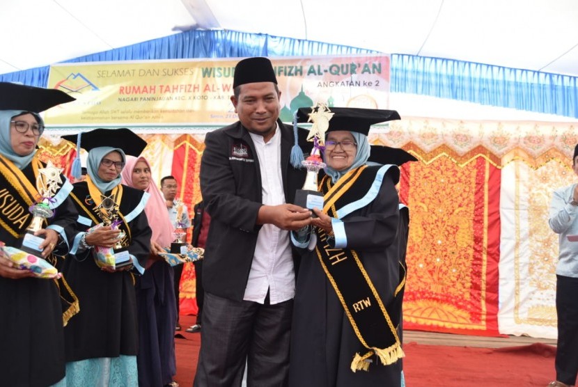Madinah (76), Jusma (73), Armahinti (50) dan Asdawis (52) mengikuti wisuda Tahfiz Alquran di Tanah Datar, Sumatera Barat.