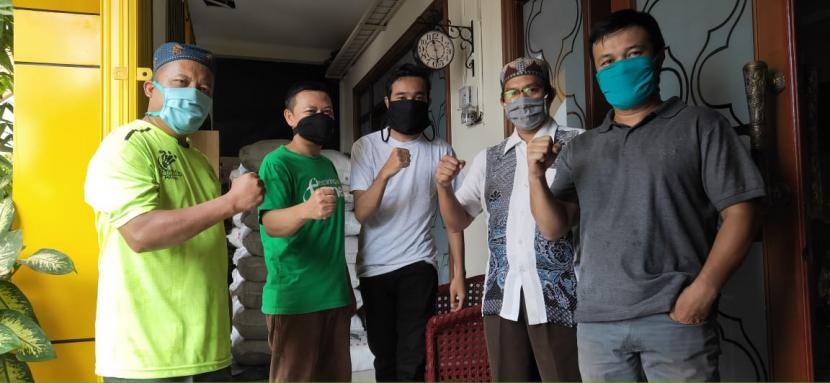 Madinah Iman Wisata membagikan 2.500 paket sembako kepada warga terdampak wabah Covid-19 di berbagai daerah di Banten, Jabar, dan Jateng. Tampak tim pembagian sembako MIW.