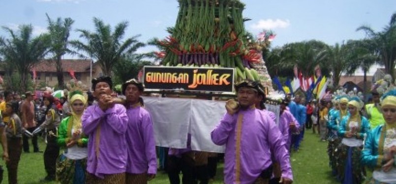 Madiun in East Jawa, also commemorates maulid or the birth of the Prophet Muhammad PBUH on Sunday, by holding a parade.  