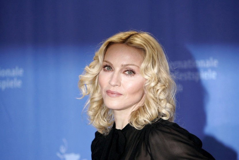 Penyanyi Madonna terjatuh dari kursi saat tampil dalam tur “Madame X” di Paris, Prancis (Foto: Madonna)