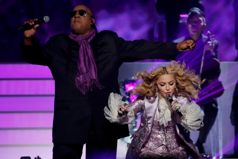 Madonna bersama Stevie Wonder membawakan lagu Purple Rain di Billboard Music Awards, Senin (23/5).