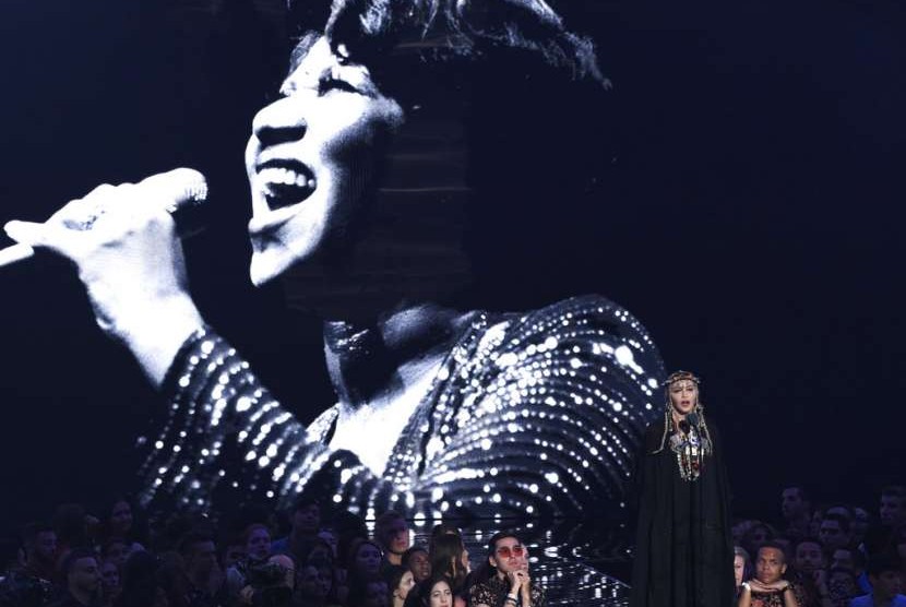 Madonna memberikan penghormatan kepada penyanyi Aretha Franklin saat MTV Video Music Awards di Radio City Music Hall, New York, Senin (20/8).