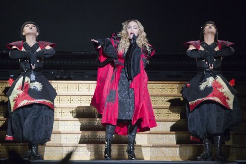 Madonna saat menggelar konser Rebel Hearts di Paris, Prancis, Rabu (9/12). Gaun satin merah muda bergaya Marilyn Monroe milik Madonna akan dilelang.