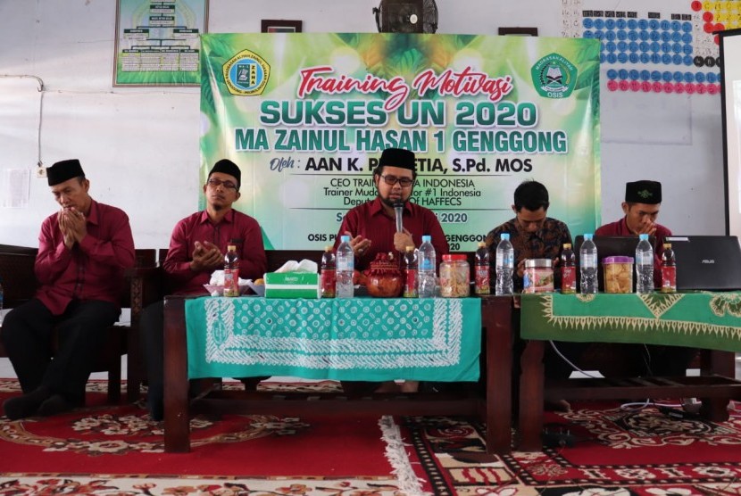 Madrasah Aliyah Zainul Hasan 1 Genggong, Probolinggo, Jawa Timur mengadakan Training Motivasi Sukses UN 2020 bagi santri kelas XII.