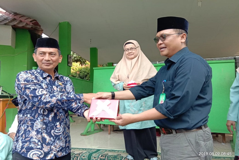 Madrasah Ibtidaiyah Negeri 13 Jakarta Timur menggelar Acara Pelepasan Kepala Madrasah dan Guru Senior. Acara dihadiri oleh seluruh guru karyawan, komite juga para siswa MIN 13 Jaktim.