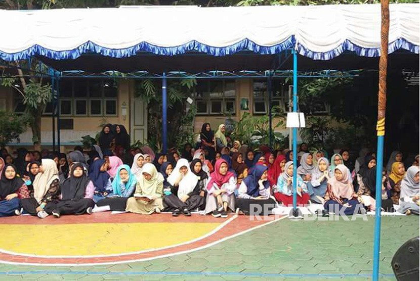 Madrasah Muallimaat Muhammadiyah Yogyakarta menyelenggarakan pentas budaya di halaman Madrasah Muallimaat Muhammadiyah, Rabu (13/12). 