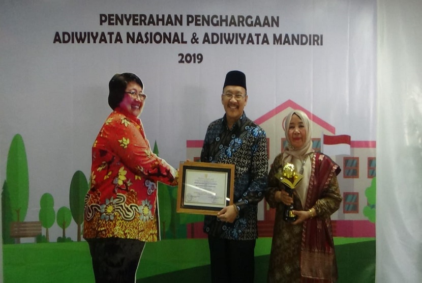 Madrasah Tsanawiyah Negeri (MTsN) 1 Pesisir Selatan Sumatra Barat menerima penghargaan Adiwiata Mandiri tahun 2019
