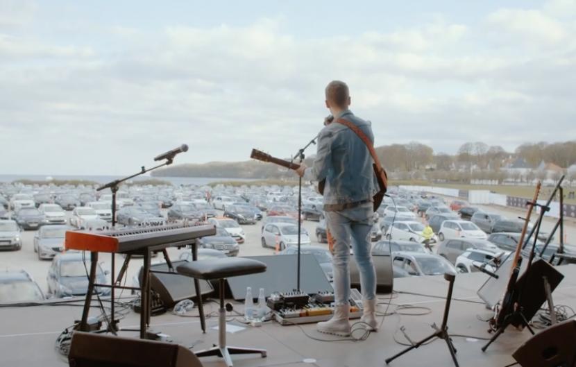 Mads Langer, musisi asal Denmark melakukan konser dari dalam mobil atau drive-in saat pandemi covid-19.