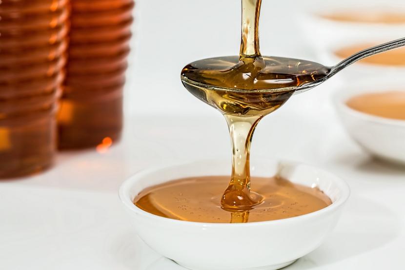 Madu (ilustrasi). Fermentasi bawang putih dalam madu cocok untuk mengatasi pilek dan flu.