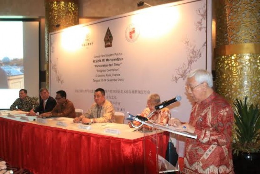 Maestro lukis Indonesia, Sidik W Martowidjojo saat memberi sambutan di jumpa pers atas keterlibatannya dalam pameran di Louvre, Prancis