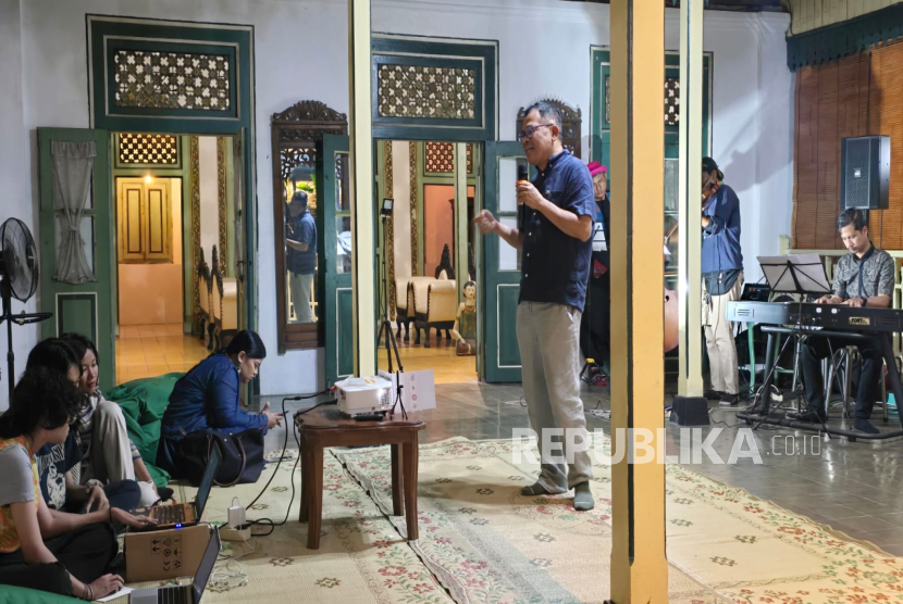Maestro sinema Indonesia, Garin Nugroho, saat acara mengobrol soal perfilman dan peluncuran buku karyanya di Omah Jayeng, Yogyakarta, Selasa (12/8/2025).