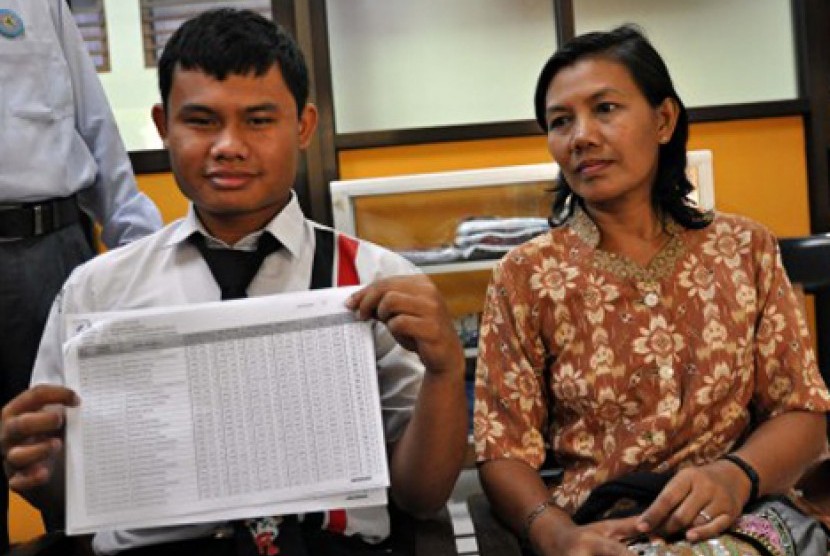 MAGELANG, 29/5 - SISWA DIVABEL BERPRESTASI. Pelajar penderita tuna rungu wicara Henry Restya Susetya (kiri) siswa kelas 3 jurusan otomiotif SMK Pangudi Luhur Muntilan didampingi sang ibu menunjukkan daftar nilai ujian di SMK Pangudi Luhur Muntilan, Magelan