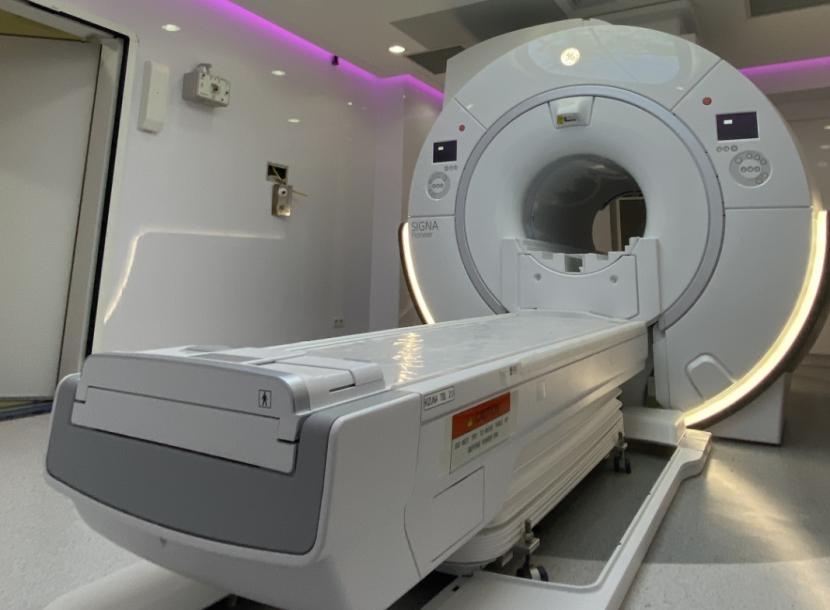 Magnetic Resonance Imaging (MRI) 3 Tesla, yang sudah dilengkapi dengan kecerdasan buatan (artificial intelligence dan deep learning).