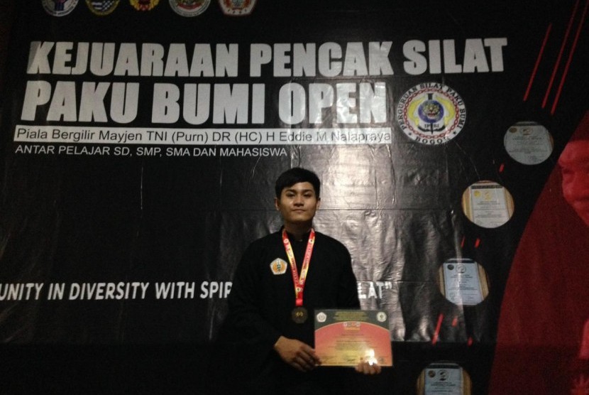 Mahaiswa UBSI Tegal meraih medali perunggu di ajang kejuaraan pencak silat tingkat internasional.