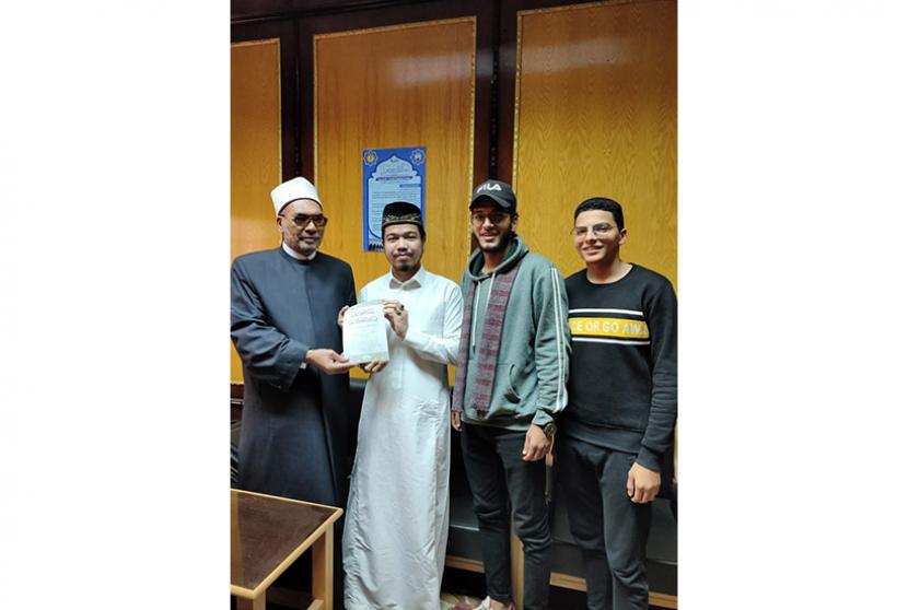 Mahasiswa Aceh Teuku Muhammad Alvin menerbitkan buku dalam bahasa Arab dan telah dicetak di Maktabah Darussaleh, Mesir pada Desember 2021. Karya perdana alumni Dayah Insan Qurani ini diberi judul  kitab Risalatu Al-Khuthuwaat Al-Awwaliyyah fii Mabaadi Al uluum Asy Syar