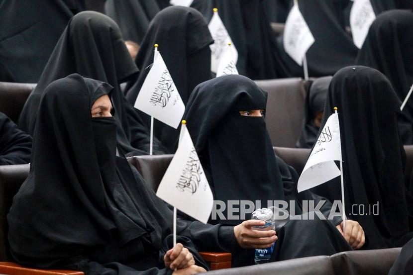  Mahasiswa Afghanistan mendengarkan pembicara wanita sebelum unjuk rasa pro-Taliban mereka di luar Universitas Pendidikan Shaheed Rabbani di Kabul, Afghanistan, Sabtu (11/9). Arab Saudi Minta Afghanistan Batalkan Larangan Perempuan Kuliah