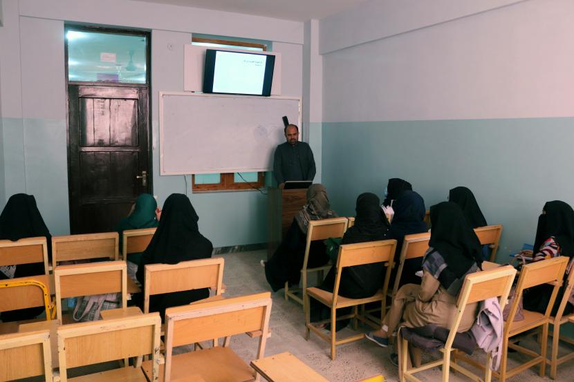Mahasiswa Afghanistan menghadiri kelas di Universitas Mirwais Neeka di Kandahar, Afghanistan, 20 September 2021. Taliban secara resmi mengumumkan pada 12 September pemisahan siswa pria dan wanita di semua universitas negeri dan swasta di negara itu. Institusi pendidikan diharuskan memiliki gedung terpisah untuk siswa laki-laki dan perempuan, jika tidak ada, mereka akan menghadiri kelas di gedung yang sama tetapi pada waktu yang berbeda. Utusan Khusus AS: Negara Muslim Harus Berani Suarakan Hak Perempuan Afghanistan