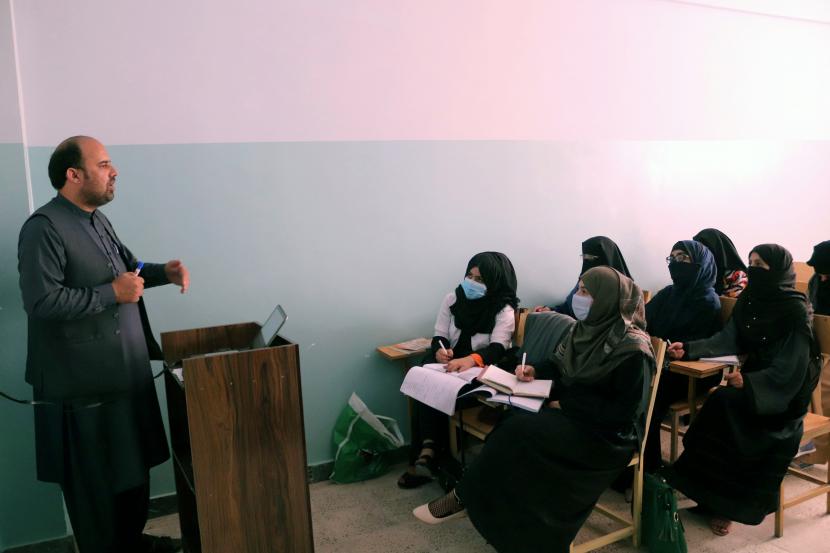Mahasiswa Afghanistan menghadiri kelas di Universitas Mirwais Neeka di Kandahar, Afghanistan, 20 September 2021. Taliban secara resmi mengumumkan pada 12 September pemisahan siswa pria dan wanita di semua universitas negeri dan swasta di negara itu. Institusi pendidikan diharuskan memiliki gedung terpisah untuk siswa laki-laki dan perempuan, jika tidak ada, mereka akan menghadiri kelas di gedung yang sama tetapi pada waktu yang berbeda.
