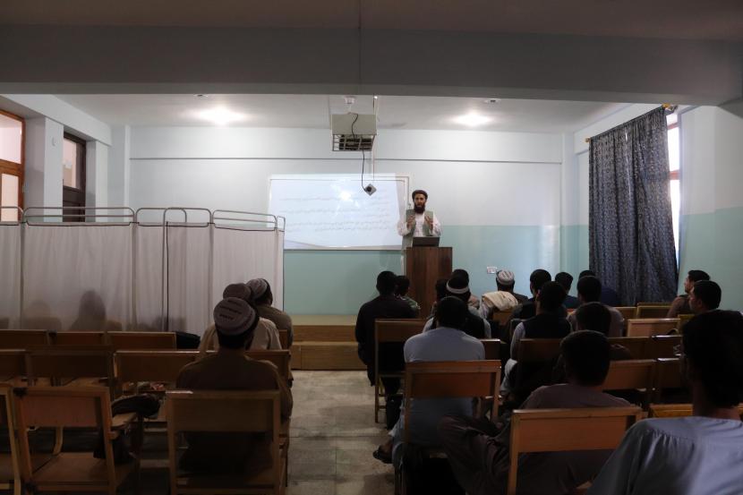 Mahasiswa Afghanistan menghadiri kelas di Universitas Mirwais Neeka di Kandahar, Afghanistan, 20 September 2021. Otoritas Taliban telah memukuli dan menahan seorang dosen jurnalistik senior di Afghanistan, Ismail Mashal. 
