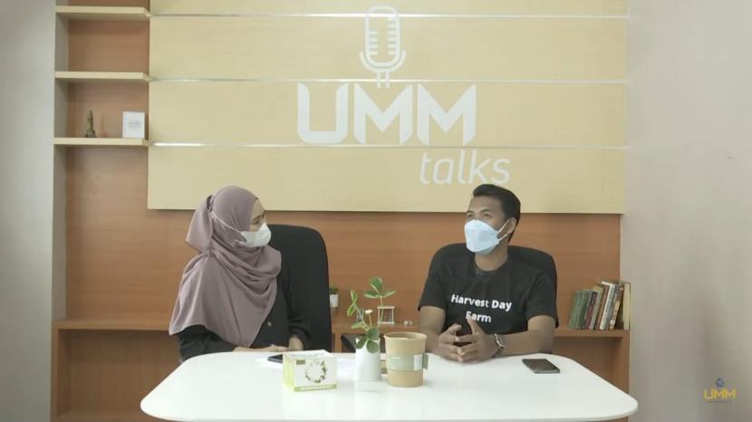 Mahasiswa Agroteknologi Universitas Muhammadiyah Malang (UMM), Hasiruddin (kanan) menjadi pembicara di kegiatan diskusi UMMTalks. 
