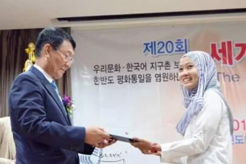 Mahasiswa Akademi Bahasa Asing Nasional, Jurusan Bahasa Korea (ABANAS Korea) Universitas Nasional (Unas), Alit Pratiwisari memenangi lomba pidato tingkat nasional yang diadakan oleh Korean Culture Centre (KCC).