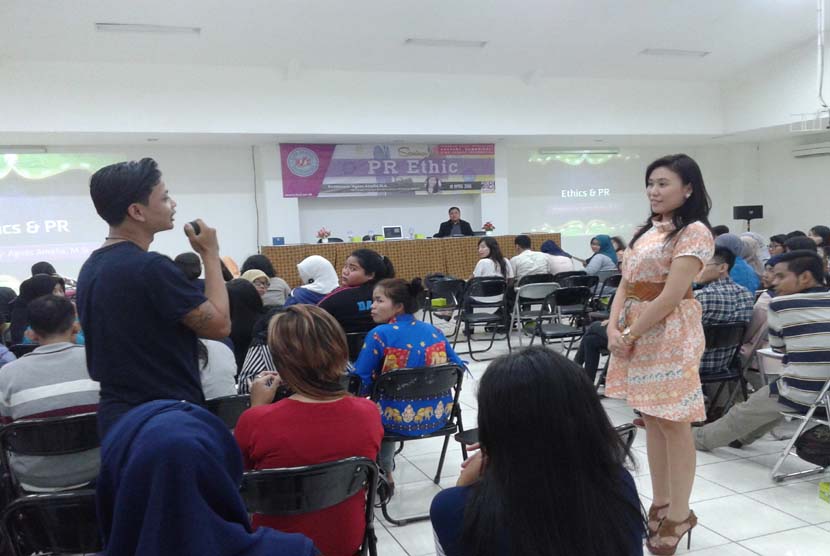 Mahasiswa AKOM BSI aktif mengajukan pertanyaan pada seminar 