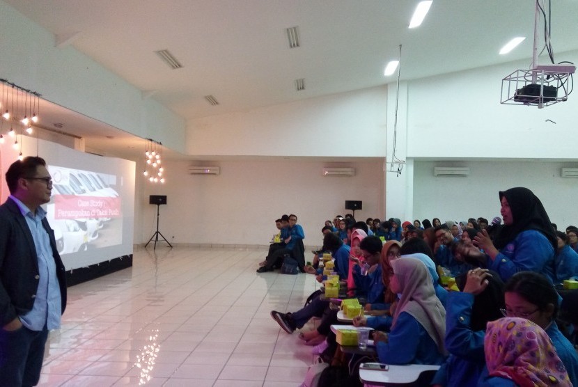Mahasiswa AKOM BSI Jakarta menggelar seminar manajemen isu di era digital.