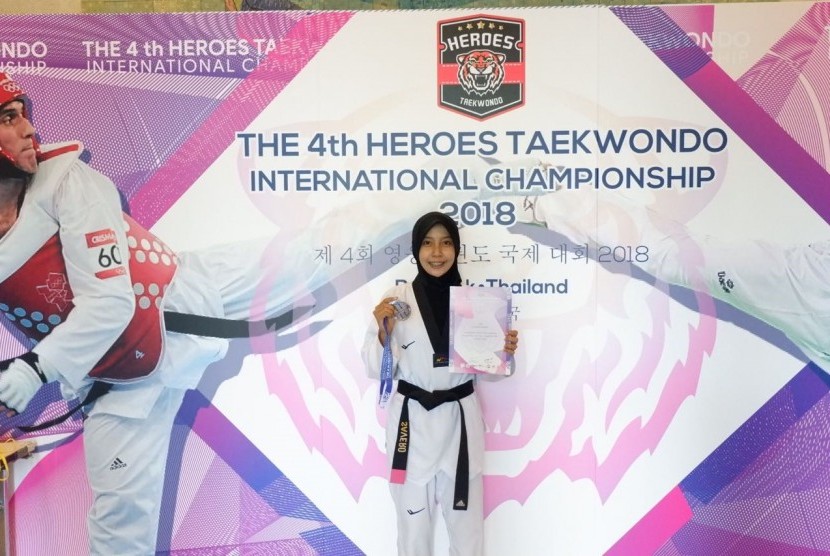 Mahasiswa AKOM BSI Jakarta meraih medali perunggu di  kejuaraan internasional yang diadakan di Thailand.