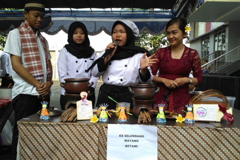 Mahasiswa AKPAR BSI Yogyakarta memperkenalkan salah satu jajanan khas Betawi.