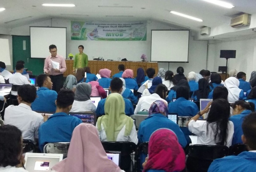 Mahasiswa Akuntansi AMK BSI  Jakarta mengikuti ujian sertifikasi MYOB. 