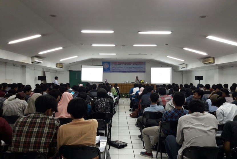 Mahasiswa AMIK BSI antusias mengikuti seminar pemanfaatan teknologi CCTV.